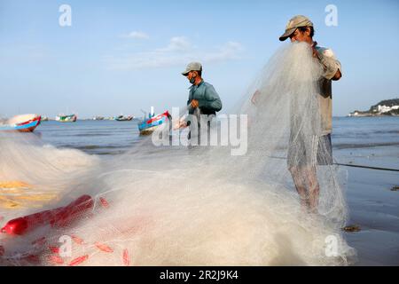 La réparation des filets de pêche, les pêcheurs Accrocher Dua bay, Vung Tau, Vietnam, Indochine, Asie du Sud-Est, l'Asie Banque D'Images