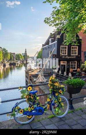 Café de Sluyswacht avec Oude Schans le matin, Amsterdam, Benelux, Benelux, Hollande du Nord, Noord-Hollande, pays-Bas Banque D'Images