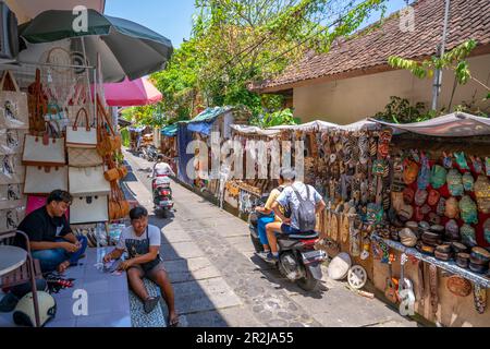 Motos et stands de souvenirs dans la rue à Ubud, Ubud, Kabupaten Gianyar, Bali, Indonésie, Asie du Sud-est, Asie Banque D'Images