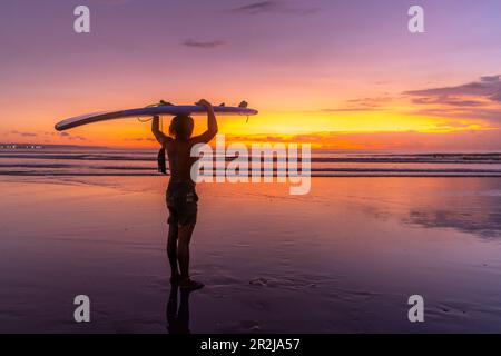 Vue sur la mer sur Kuta Beach au coucher du soleil, Kuta, Bali, Indonésie, Asie du Sud-est, Asie Banque D'Images