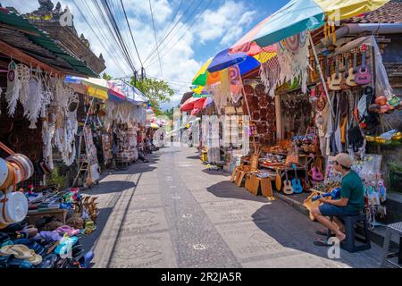 Stands de souvenirs dans la rue à Ubud, Ubud, Kabupaten Gianyar, Bali, Indonésie, Asie du Sud-est, Asie Banque D'Images