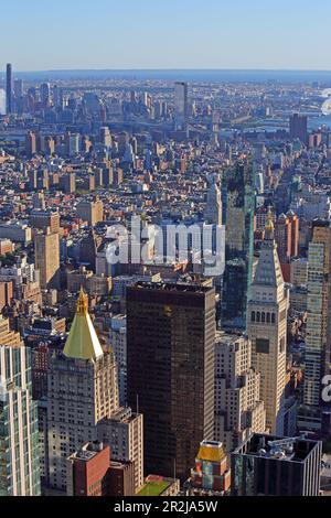 Vue depuis l'Empire State Building jusqu'à la NY Life Building Tower (à gauche) et la met Life Tower à droite, Manhattan, New York, New York, Etats-Unis Banque D'Images