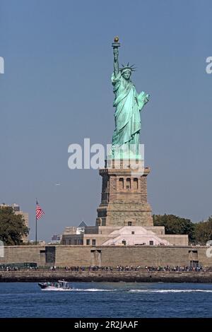 Vue depuis le ferry de Staten Island de la Statue de la liberté sur Liberty Island, Manhattan, New York, New York, États-Unis Banque D'Images