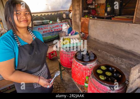 Petite fille de fabrication, gâteaux de riz balinais traditionnels, Bali, Indonésie, Asie du Sud-est, Asie Banque D'Images