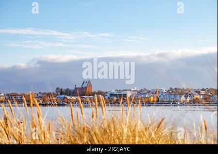 Ambiance hivernale sur le lac intérieur de Heiligenhafen avec vue sur l'église, la mer Baltique, Ostholstein, Schleswig-Holstein, Allemagne Banque D'Images