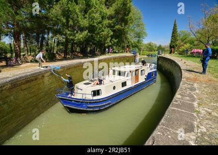 Le bateau passe par l'Ecluse de l'39 ; l'aiguille écluse, le canal du midi, le canal du midi classé au patrimoine mondial de l'UNESCO, Occitanie, France Banque D'Images