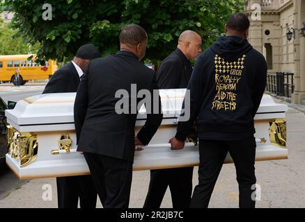 New York, New York, États-Unis. 19th mai 2023. Les pallbearers portent une caisse contenant le corps de Jordan Neely dans Mt. Église baptiste de Neboh à Harlem pour les funérailles de Neely. (Credit image: © Edna Leshowitz/ZUMA Press Wire) USAGE ÉDITORIAL SEULEMENT! Non destiné À un usage commercial ! Crédit : ZUMA Press, Inc./Alay Live News Banque D'Images