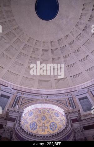 Le dôme ouvert du Panthéon à Rome, Italie Banque D'Images