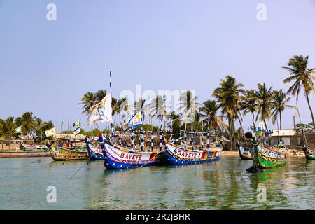 ADA Foah village de pêcheurs avec bateaux de pêche peints sur les rives de la Volta dans la région du Grand Accra, dans l'est du Ghana, en Afrique de l'Ouest Banque D'Images