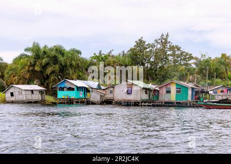 Village de Nzulezo dans la région occidentale du Ghana occidental en Afrique de l'Ouest Banque D'Images