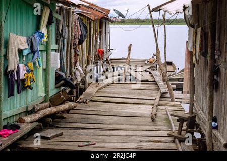 Village de Nzulezo dans la région occidentale du Ghana occidental en Afrique de l'Ouest Banque D'Images