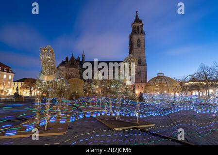 Traces de lumière d'un ballon lumineux, derrière eux des sculptures de cheval, cathédrale de Magdebourg, Magdebourg, Saxe-Anhalt, Allemagne Banque D'Images