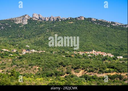 Vue de Duilhac-sous-Peyrepertuse avec Château de Peyrepertuse Cathare, Narbonne Aude, Languedoc-Roussillon, Occitanie, Languedoc-Roussillon-midi-Pyrénées, Banque D'Images