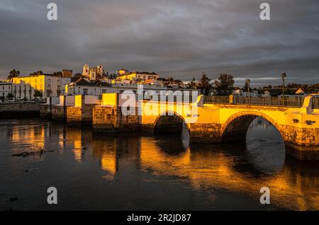 Rio Gilao, Ponte Romana et la vieille ville dans la lumière du matin, Tavira, Algarve, Portugal Banque D'Images