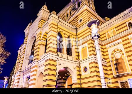 Opéra d'Etat de Tbilissi dans la soirée avec éclairage pour les vacances de Noël Banque D'Images