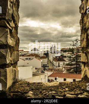 Vue depuis le Castelo da Tavira sur les toits de la vieille ville jusqu'à l'Igreja de Sao Francisco, Tavira, Algarve, Portugal Banque D'Images
