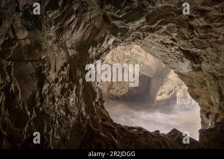 Surf méditerranéen dans les grottes de Rosh Hanikra à la frontière avec le Liban, Israël, le Moyen-Orient, l'Asie Banque D'Images