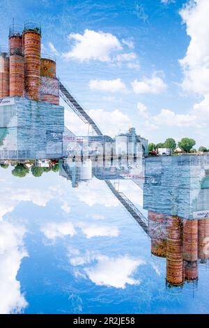 Silos colorés peints d'une usine de ciment le long du Canal Saint Denis, vus du Quai François Mitterarrand à Paris, France Banque D'Images