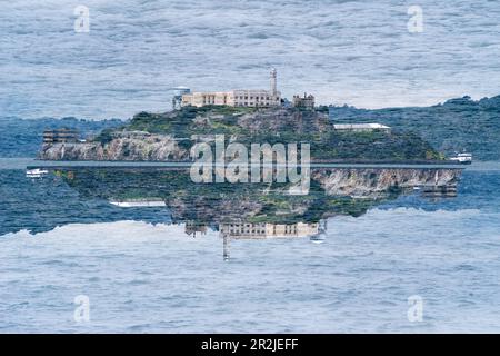 Double exposition de la célèbre prison d'Alcatraz dans la baie de San Francisco, Californie. Banque D'Images
