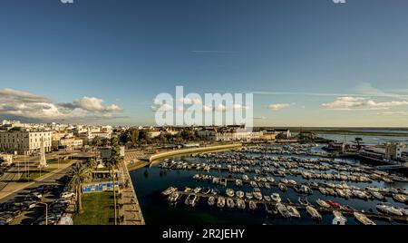 Vue sur la vieille ville, la marina (port de plaisance) et la Ria Formosa, Faro, Algarve, Portugal Banque D'Images