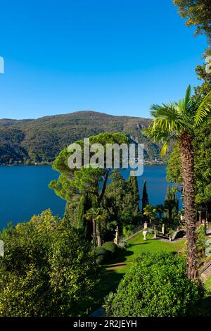 Vue sur la Lombardie en Italie et le lac de Lugano avec la montagne et le ciel bleu clair de Morcote, Tessin, suisse. Banque D'Images