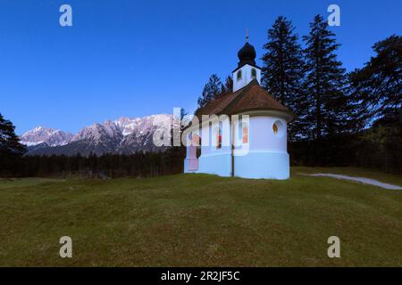 Chapelle Maria Queen, sur le Lautersee, vue sur le Karwendel, près de Mittenwald, Bavière, Allemagne Banque D'Images