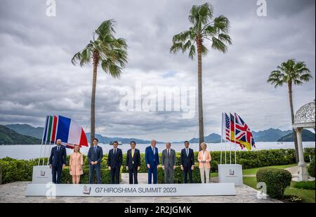 20 mai 2023, Japon, Hiroshima: Charles Michel (l-r), Président du Conseil européen, Giorgia Meloni, Premier ministre de l'Italie, Justin Trudeau, Premier ministre du Canada, Emmanuel Macron, Président de la France, Fumio Kishida, Premier ministre du Japon, Joe Biden, Président des États-Unis, Chancelier allemand OLAF Scholz (SPD), Rishi Sunak, Le Premier ministre du Royaume-Uni, Ursula von der Leyen, président de la Commission européenne, pose pour une photo de groupe de G7 dirigeants avant leur déjeuner de travail sur la sécurité économique lors du Sommet de G7 à l'hôtel Grand Prince à Hiroshima, dans l'ouest du Japon. Banque D'Images