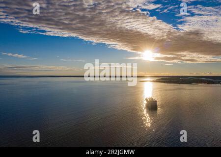 Vue aérienne avec silhouette d'expédition bateau de croisière World Voyager (croisières nicko) avec l'île d'Öland au lever du soleil, Borgholm, Öland, Suède, Euro Banque D'Images