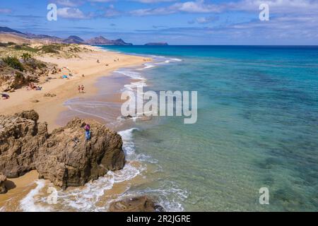 Vue aérienne des pêcheurs sur les rochers de la plage de Porto Santo, Porto Santo, près de Madère, Portugal, Europe Banque D'Images