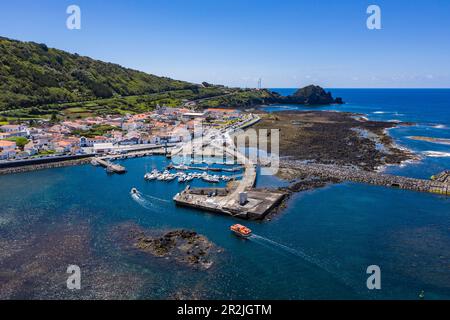 Vue aérienne d'un bateau tendre depuis le bateau de croisière d'expédition World Voyager (croisières nicko) en approche de la marina, Lajes do Pico, Pico Island, Açores, Por Banque D'Images