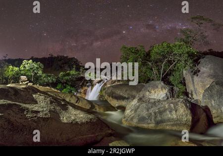 Une superbe image nocturne des chutes d'Emerald Creek traversées par le cœur de milkyway lors d'une nuit claire à Mareeba, Queensland, Australie. Banque D'Images