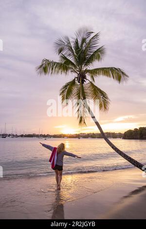 Les gens apprécient le dîner et les boissons au bar de plage et restaurant de L'Anse aux Epines Cottages, près de Saint George's, Saint George, Grenade, Caraïbes Banque D'Images