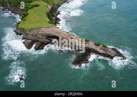 Vue aérienne du promontoire avec pont naturel à Galby Bay, Saint David, Grenade, Caraïbes Banque D'Images