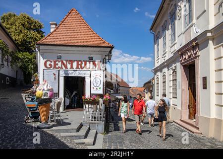 Les gens apprécient une promenade dans la vieille ville, Szentendre, Pest, Hongrie, Europe Banque D'Images