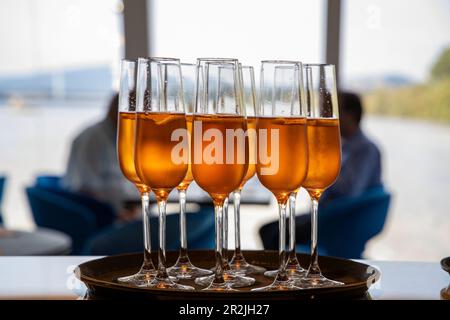 Des cocktails au champagne sont servis à bord du bateau de croisière Excellence Empress (agence de voyage Mittelthurgau) sur le Danube, près de Hainburg ad. Danube, Basse Banque D'Images