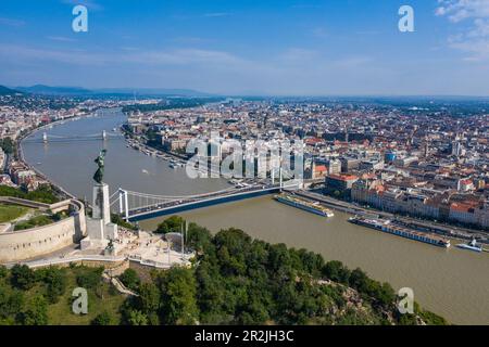 Vue aérienne de la colline de Gellert et de la Citadelle avec la Statue de la liberté avec le bateau de croisière sur la rivière Excellence Empress (Agence de voyage Mittelthurgau) ancré sur Danub Banque D'Images