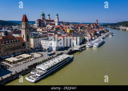 Vue aérienne de la ville et du Danube avec bateaux d'excursion, Passau, Bavière, Allemagne, Europe Banque D'Images