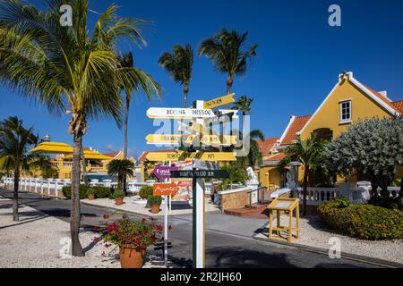 Enseignes colorées, bâtiments et palmiers, Aruba, Antilles néerlandaises, Caraïbes Banque D'Images