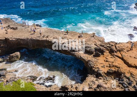 Vue aérienne de la côte atlantique et des gens sur le pont naturel, Paradera, Aruba, Antilles néerlandaises, Caraïbes Banque D'Images