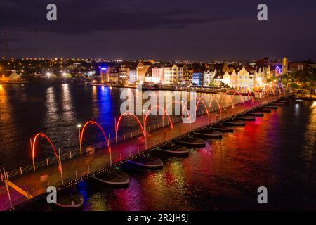 Vue aérienne du pont-ponton illuminé de la reine Emma reliant Otrabanda et Punda à l'architecture des bâtiments d'influence hollandaise le long de la main Banque D'Images