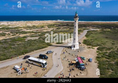 Vue aérienne des bus et des snack-bars du phare de Californie, Noord, Aruba, Antilles néerlandaises, Caraïbes Banque D'Images