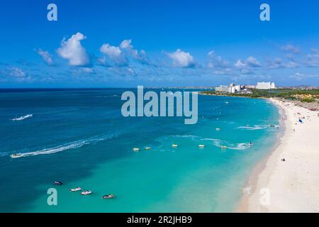 Vue aérienne des personnes qui apprécient les promenades en jet ski et les sports nautiques à Eagle Beach, Eagle Beach, Aruba, les Caraïbes néerlandaises, les Caraïbes Banque D'Images