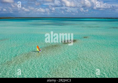 Vue aérienne des véliplanchistes dans le lagon à Lac Bay, Sorobon, Bonaire, Antilles néerlandaises, Caraïbes Banque D'Images