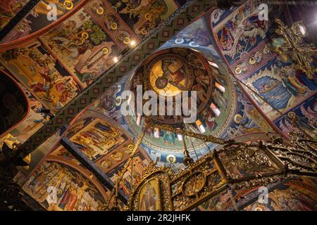 Intérieur de St. Église de Charalambos à St. Monastère Stephen (Agios Stefanos) à Meteora, Kastaki, Thessalie, Grèce, Europe Banque D'Images