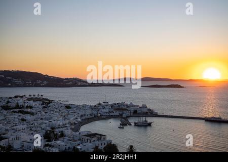 Vue sur la ville avec les célèbres moulins à vent de Mykonos, le port et les îles au coucher du soleil, Mykonos, le sud de la mer Égée, la Grèce, l'Europe Banque D'Images