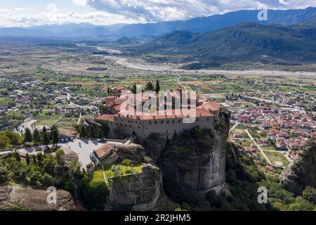Vue aérienne du monastère Saint-Étienne (Agios Stefanos) aux Météores avec ville, lit de rivière dans la vallée et montagnes derrière, Kastraki, Thessalie, Grèce, Europe Banque D'Images