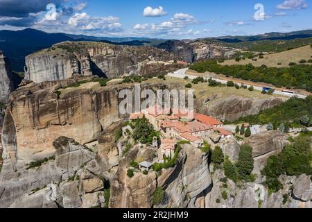 Vue aérienne du monastère de Saint-Laurent Stephen (Agios Stefanos) à Meteora, Kastaki, Thessalie, Grèce, Europe Banque D'Images