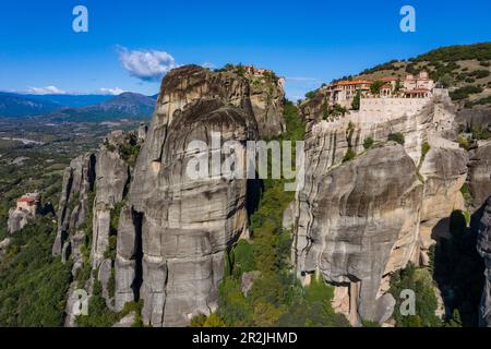 Vue aérienne du monastère de Varlaam à Meteora, Kastaki, Thessalie, Grèce, Europe Banque D'Images