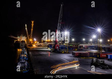 Traînées légères de camion dans le port industriel la nuit, Santo Tomás de Castilla, Izabal, Guatemala, Amérique centrale Banque D'Images