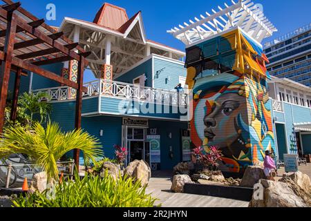 Complexe commercial coloré dans le port de Roatán - Coxen Hole, Roatán, Bay Islands, Honduras, Amérique centrale Banque D'Images